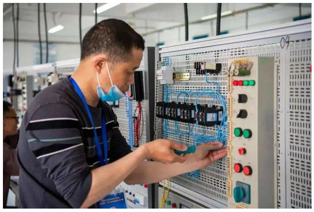 你觉得电工算是技术工人吗？成为电工需要掌握哪些技能？